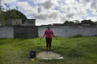 La lanzadora de bala Ahymara Espinoza se entrena previo a los Juegos Olímpicos de Tokio, en San José de Barlovento, Venezuela, el lunes 28 de junio de 2021. (AP Foto/Matías Delacroix)