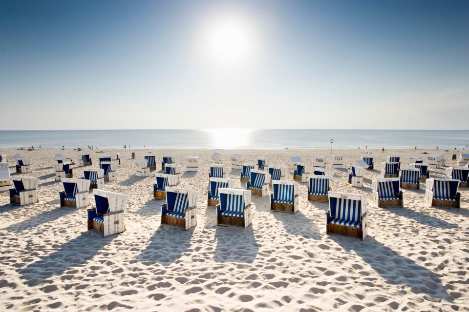 Strandkörbe sind beliebt, um am Strand abzuschalten. - Copyright: GettyImages