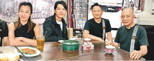 蓋世寶（左一）與蔡瀚億（左二）介紹經營逾30年的老店。