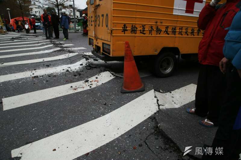 2018-02-07-花蓮雲門翠堤大樓倒塌，消防、國軍救援現場，地面破裂隆起。花蓮地震。（陳明仁攝）