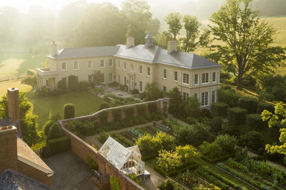 Peter Pennoyer architects
An estate in New Jersey designed by Peter Pennoyer (pictured above).
Highlight: The Preservation League of New York State bestowed on Pennoyer and coauthor Anne Walker the Pillar of New York Award for their scholarship on historic architecture. Coming soon:  A second monograph of the firm’s work; a book on the Ohio home in this issue. ► New York and Miami; ppapc.com