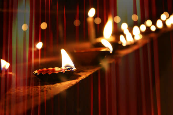 <b>3. </b><b>Décor</b><br> Since it is Diwali, your house should be basking in the light of beautiful diyas. If you are hosting a theme party, your décor cannot clash with your theme. Use clever ways to integrate traditional decorations in your modern party. Instead of diyas, use fairy tea lights to light up your house. Lanterns look really pretty too and give your house a minimalist look. The rest of the decorations really depend on your theme.