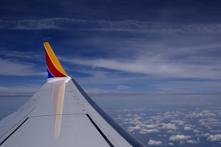 Un avión de pasajeros Boeing 737 Max 8 de Southwest Airlines sobrevuela el centro de Estados Unidos en dirección al Aeropuerto Internacional Midway de Chicago desde Tulsa, Oklahoma, el sábado 15 de junio de 2024, en Tulsa.