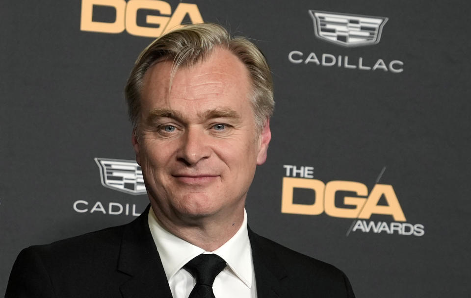 Christopher Nolan, director de la película "Oppenheimer", posa tras ganar su premio DGA a la mejor película en la 76a entrega de los Premios DGA del Sindicato de Directores de Estados Unidos, el sábado 10 de febrero de 2024 en Beverly Hills, California. (Foto AP/Chris Pizzello)