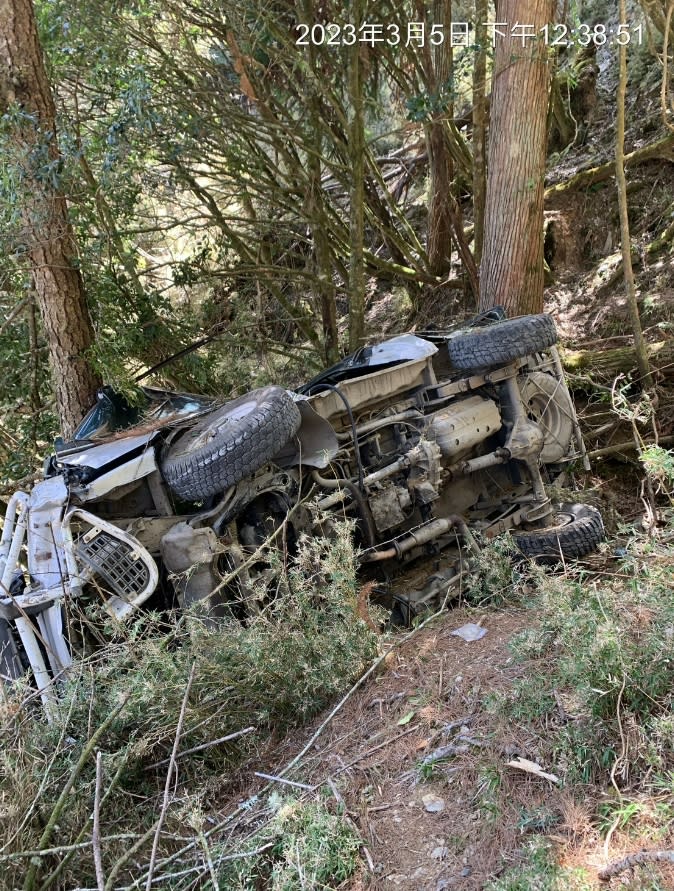 一輛8人登山接駁車5日行經南投縣信義鄉郡大林道30公里處，翻落山谷約40公尺，南投縣消防局、南投林管處持續救援，已知1人意識不清、7人受傷。（南投林管處提供）