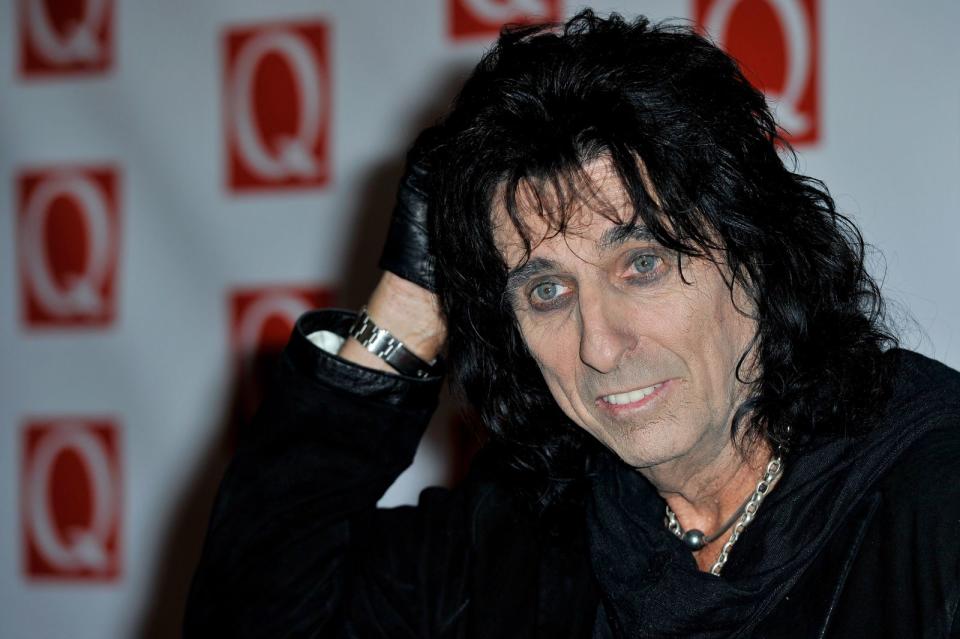 Alice Cooper stammt aus einer Moromonen-Prediger-Familie. Und man mag es aufgrund seiner Horrorshows nicht ahnen, aber "Religion steht für mich an erster Stelle", wie der 73-Jährige einmal in einem Interview verriet. "Wenn man Christ ist, besteht deine engste Verbindung zu Jesus Christus. Ich habe eine Verbindung zu ihm, nicht zur Kirche. Dennoch gehe ich in die Kirche und absorbiere ihre Prinzipien." (Bild: Gareth Cattermole/Getty Images)