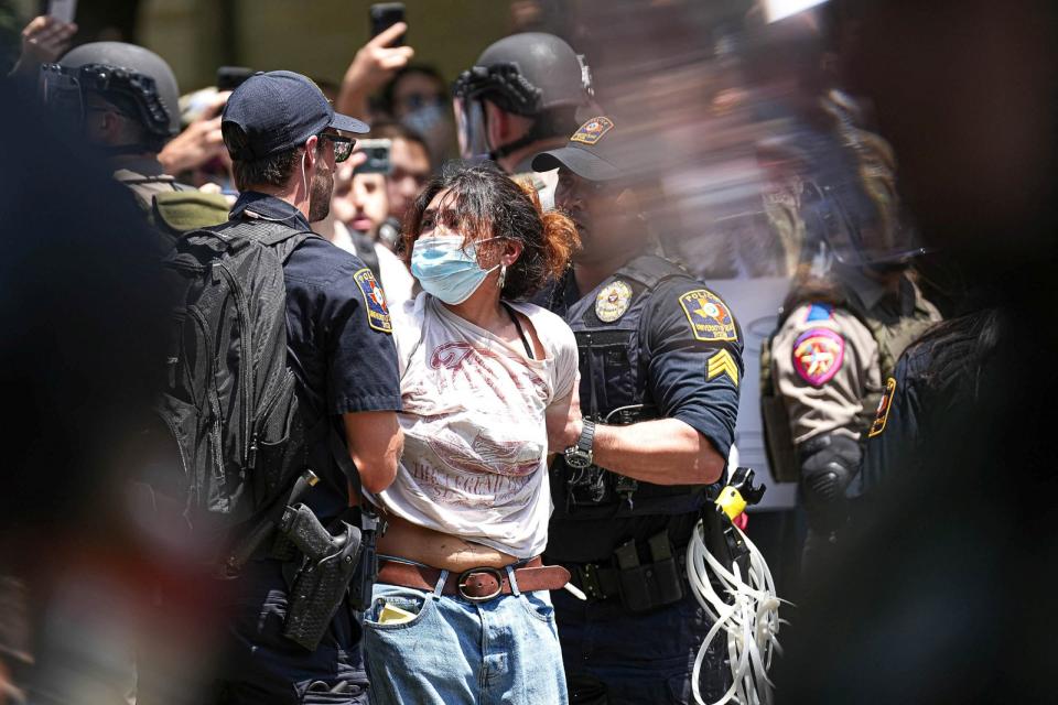 美國警方進入德州大學奧斯汀分校強制驅趕反以色列示威學生。路透社