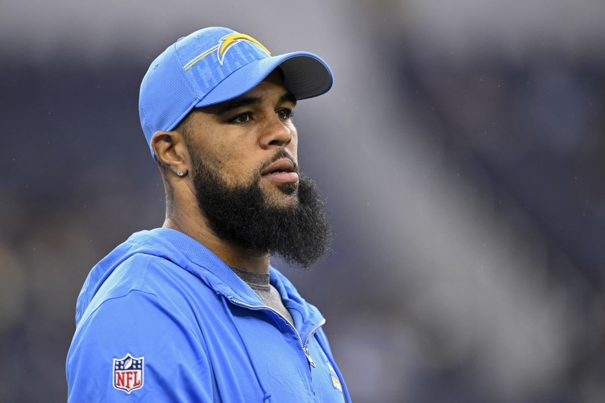 Bears fan welcomes Keenan Allen with Bears-themed gift at golf outing -  Yahoo Sports