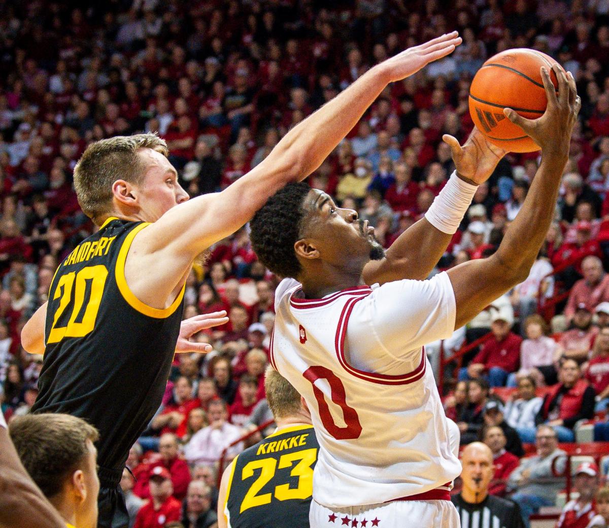 Indiana basketvakt Xavier Johnson verkar ha ådragit sig en armskada