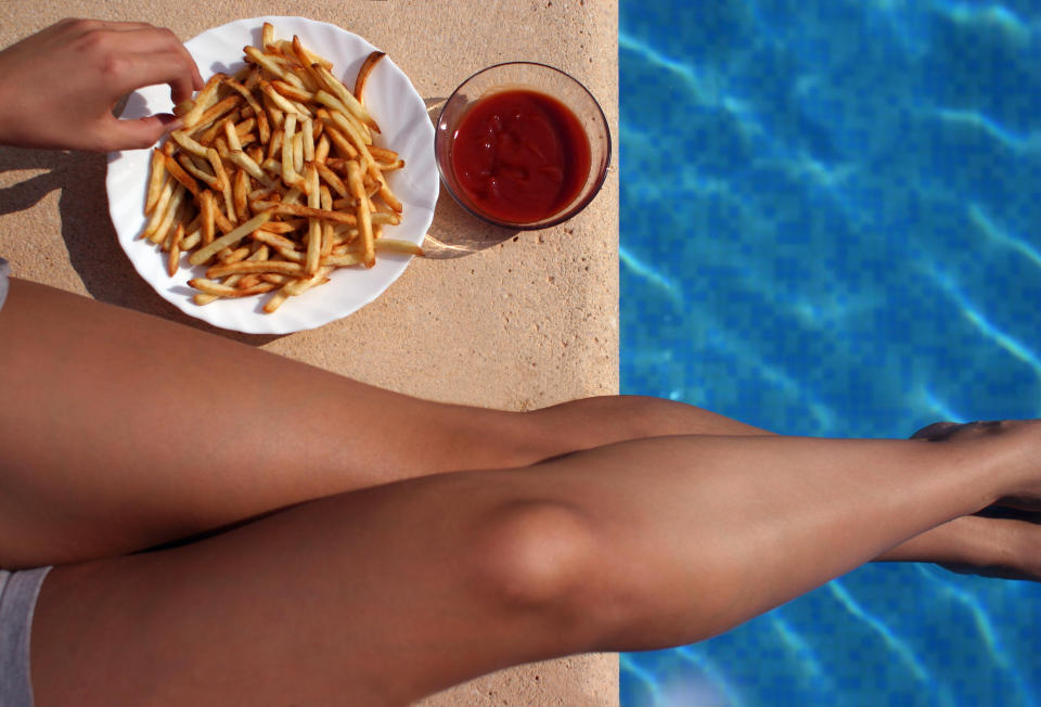 Lecker essen und dann gleich wieder schwimmen? Das sehen viele nach wie vor als gefährlich an - doch stimmt das überhaupt? (Symbolbild: Getty Images)