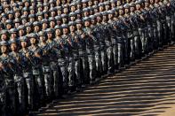 <p>Anlässlich des 90. Geburtstages der chinesischen Volksbefreiungsarmee marschieren Soldaten auf der Zhurihe-Trainings-Basis, die rund 400 Kilometer nordwestlich von Peking liegt. (Bild: Ju Zhenhua/Xinhua/AP/d </p>