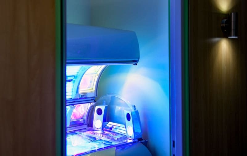 Several countries around the world have banned under 18s from using sunbeds. However, some experts are concerned that social media is fuelling a rise in tanning bed usage among younger people. Axel Heimken/dpa