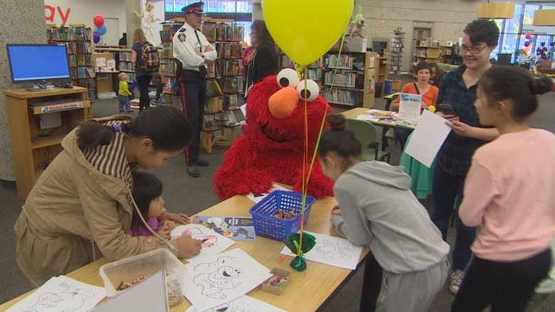 Elmo, Cookie Monster open arms to Winnipeg kids with parents behind bars