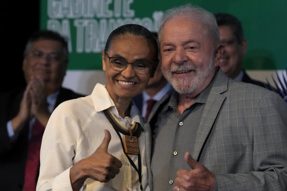 El presidente electo de Brasil, Luiz Inacio Lula da Silva, y su recién designada ministra de Medio Ambiente, Marina Silva, alzan sus pulgares mientras posan para los fotógrafos durante una conferencia de prensa en la que Lula anunció a los ministros de su gobierno entrante, el jueves 29 de diciembre de 2022 en Brasilia, Brasil. Lula prestará juramento el 1 de enero de 2023. (AP Foto/Eraldo Peres)