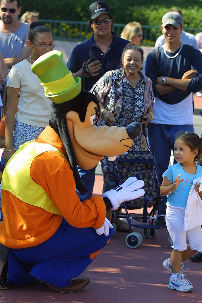 Goofy greeting fans