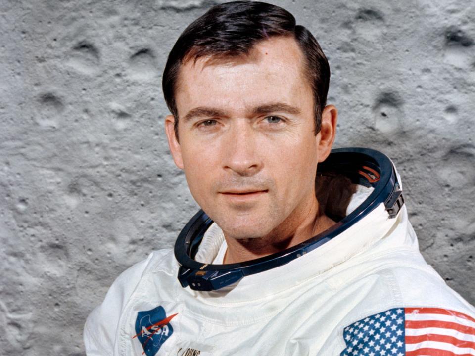 Glück gehabt: Nachdem John Young 1963 als Teil der bemannten Mission Gemini 3 ein Corned-Beef-Sandwich mit an Bord geschmuggelt hatte, wurde er von der NASA nur "gerügt". Er konnte seine Karriere als Astronaut fortsetzen, die am 21. April 1971 als Kommandant von Apollo 16 ihren Höhepunkt fand: Young betrat als neunter Mensch den Mond. (Bild: NASA / Public Domain)