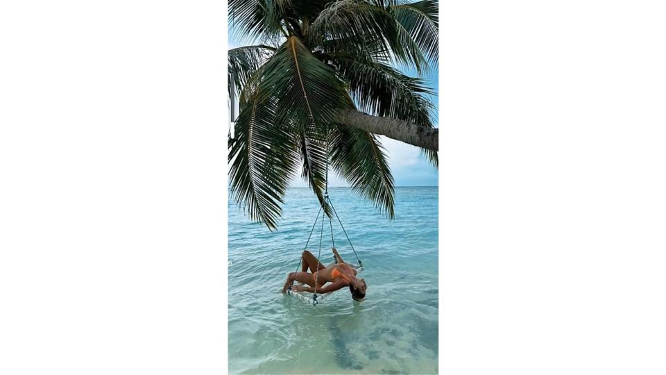 Amanda didn't hold back and shared a photo of herself doing a back bend on a swing in the middle of the sea 