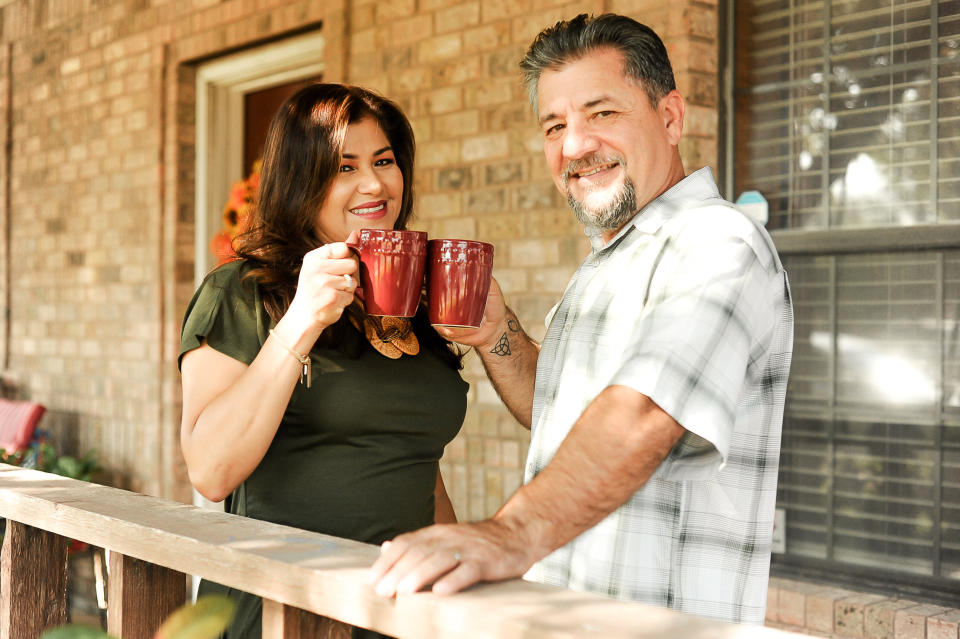 The couple cheers with coffee mugs outside their home.  (Photo: <a href="https://www.instagram.com/photographymelyssaanne/" target="_blank">Melyssa Anne Photography </a>)