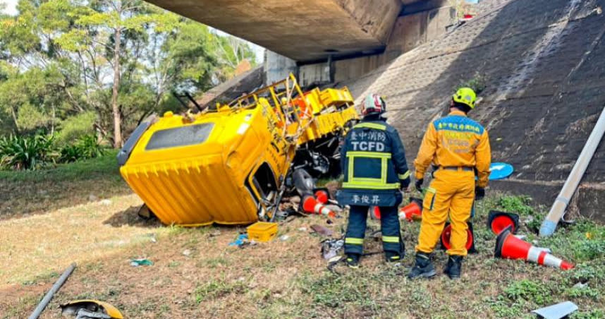 國道3號龍井段發生休旅車撞工程緩撞車車禍，導致緩撞車墜10米橋釀1死1傷。（圖／翻攝照片）