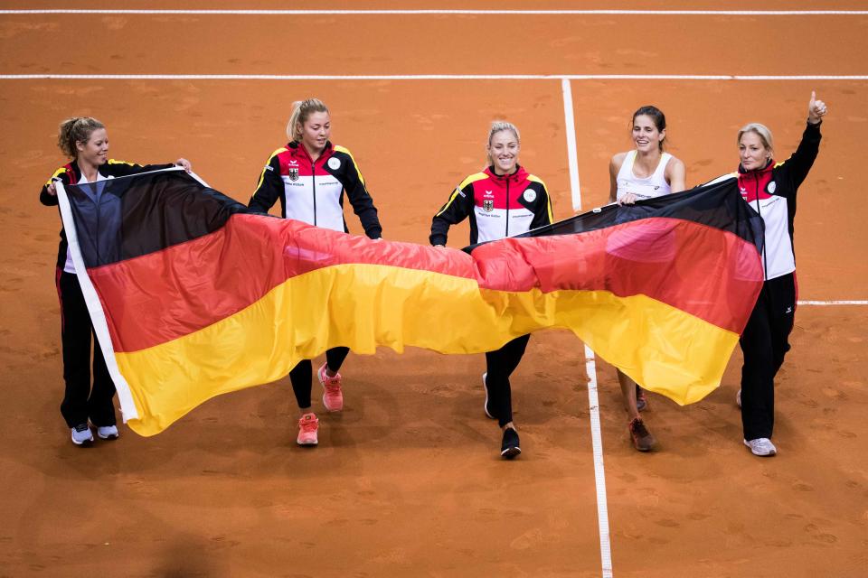 Das Gastspiel der deutschen Tennisdamen beim Fed Cup auf Hawaii geriet schon von Beginn an zum Eklat. Nicht wegen der sportlichen Leistungen, sondern wegen der deutschen Nationalhymne. Vorgetragen wurde diese von einem Solisten, der die erste statt der dritten Strophe des Deutschlandliedes anstimmte. Der mittlerweile verbotene Vers war Teil der deutschen Hymne unter den Nazis und repräsentierte deren Allmachtsfantasien. "Das war der Inbegriff der Ignoranz. Wir sind in 2017, wir sind im 21. Jahrhundert. Und dann kann und darf so etwas nicht mehr passieren ", empörte sich Andrea Petkovic nach dem Match, das sie verlor. (Bild-Copyright: Simon Hofmann/Getty Images)