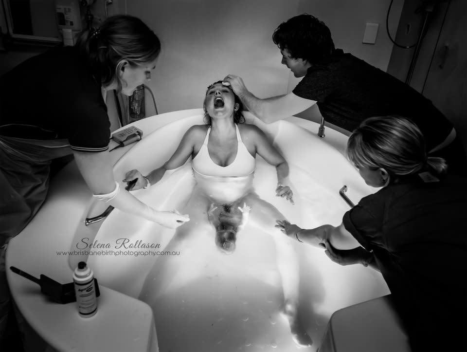 <p>Selena Rollason/Brisbane Birth Photography<br> “A medio nacer y buscando a mamá”<br><em>Brisbane, Australia</em> </p>