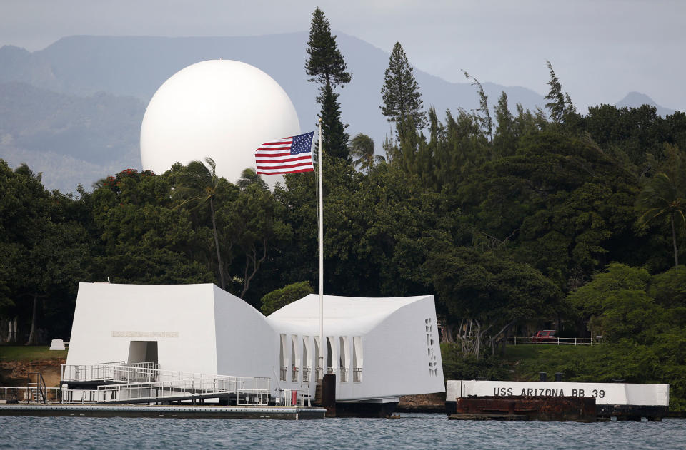 Japan’s Prime Minister Abe visits Pearl Harbor memorial on Hawaii trip