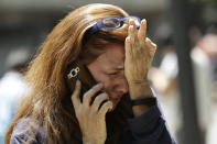 <p>Una mujer llora mientras habla por su celular después de ser evacuada en la zona del Paseo de la Reforma. (AP Photo/Marco Ugarte) </p>