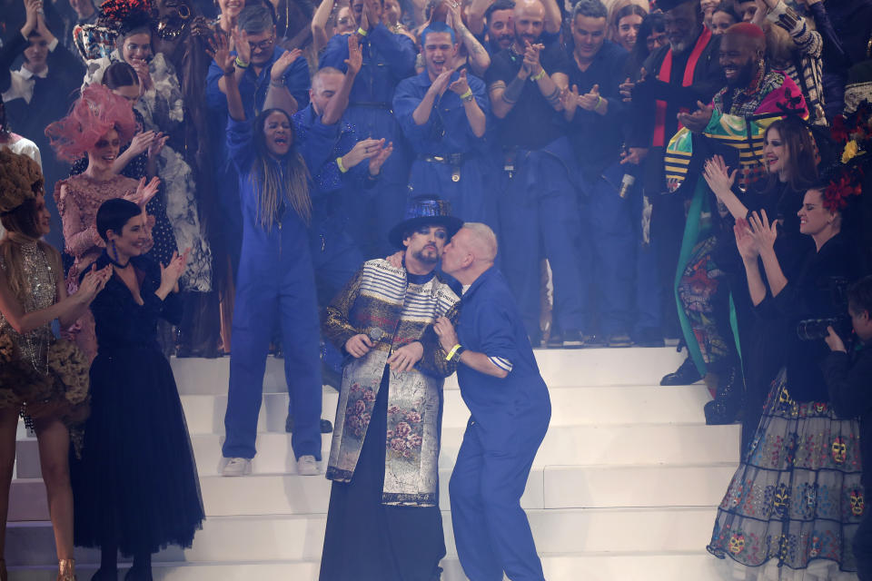 El diseñador Jean Paul Gaultier, centro a la derecha, besa al cantante Boy George, centro izquierda, al recibir el aplauso tras el último desfile de Jean Paul Gaultier Alta Costura con la colección Primavera Verano 2020 presentada el miércoles 22 de enero de 2020 en París. (Foto AP/Francois Mori)