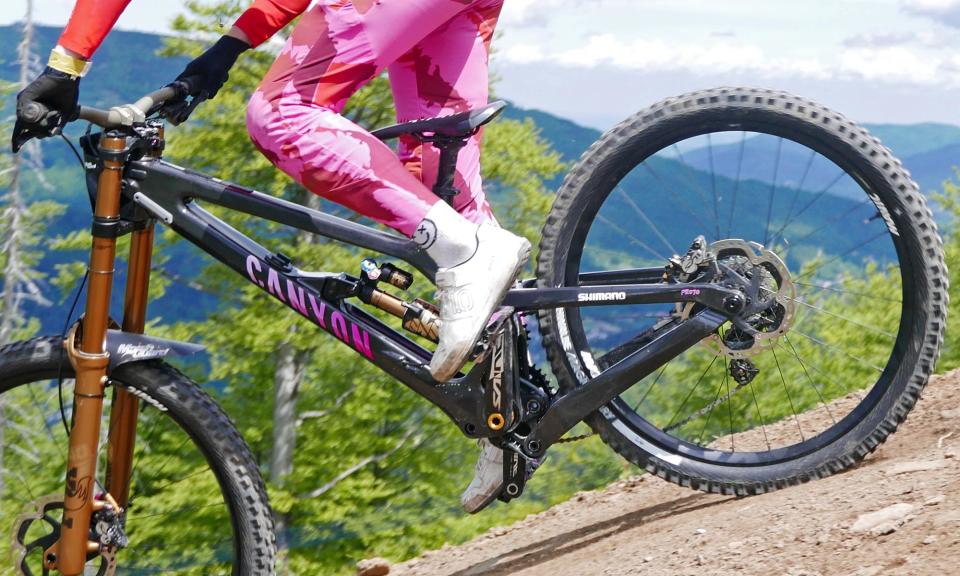 Canyon Sender CFR prototype carbon high single-pivot downhill race DH bike, Seagrave start sprint full power