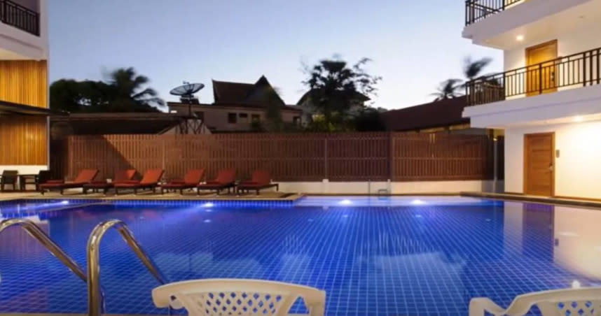 普吉島帕利帕斯芭東度假酒店6樓游泳池發生遊客墜樓意外。（圖／翻攝自Recommended Hotels Youtube頻道