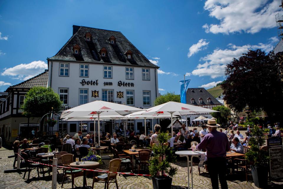 Wie hier im rheinland-pfälzischen Ahrweiler sinken die Corona-Inzidenzen weiter. Hier konnte die Außengastronomie am letzten Mai-Wochenende wieder öffnen.