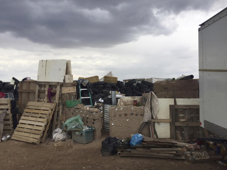 Un área de un campamento improvisado en Amalia, Nuevo México, donde según las autoridades se habría estado entrenando a niños (que vivían en condiciones infrahumanas) en el uso de armas de fuego para que cometieran luego tiroteos en escuelas. (AP)