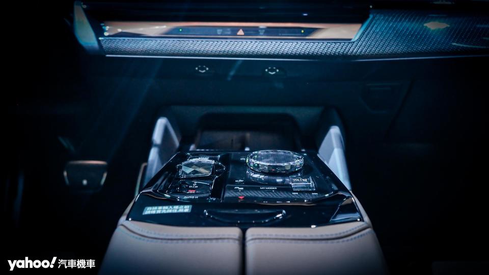 以水晶套件來呈現內裝已然是BMW高規車款的必要配備。