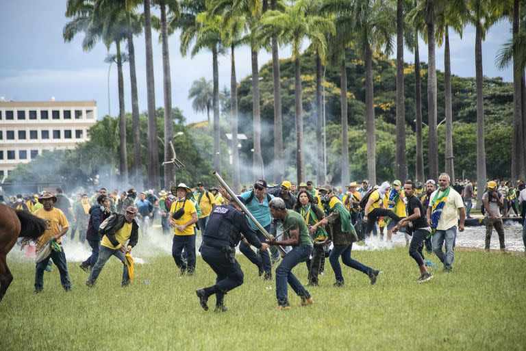 Seguidores del ex Presidente Jair Bolsonaro chocan con la policía en Brasilia
