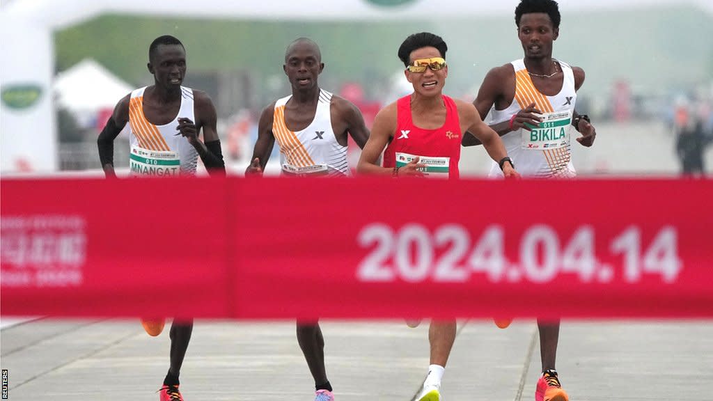 He Jie winning the Beijing half marathon