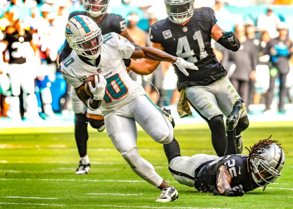 El wide receiver de los Dolphins corre con el ovoide en el partido ante los Raiders de Las Vegas, celebrado el 19 de noviembre de 2023 en el Hard Rock Stadium en Miami Gardens, Florida.