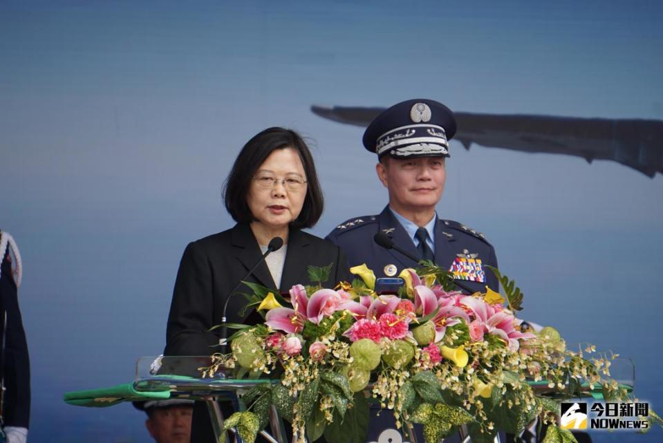 ▲總統蔡英文1日前往空軍屏東基地主持「P-3C型機成軍暨S-2T型機除役及飛行部隊番號更銜典禮」。（圖／記者呂烱昌攝 , 2017.12.1）