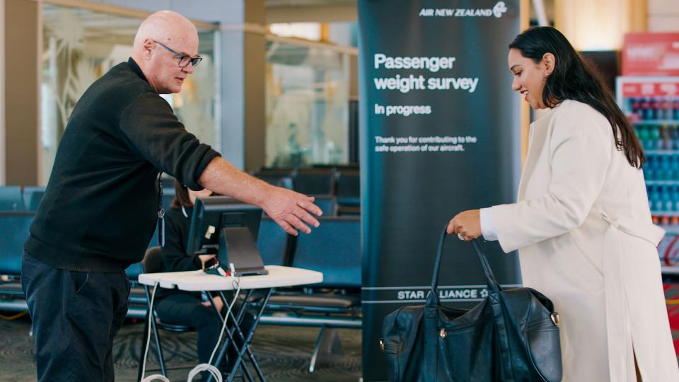 紐西蘭航空宣布了一項新計畫，6月起旅客在登機前會被要求量體重。（AP）