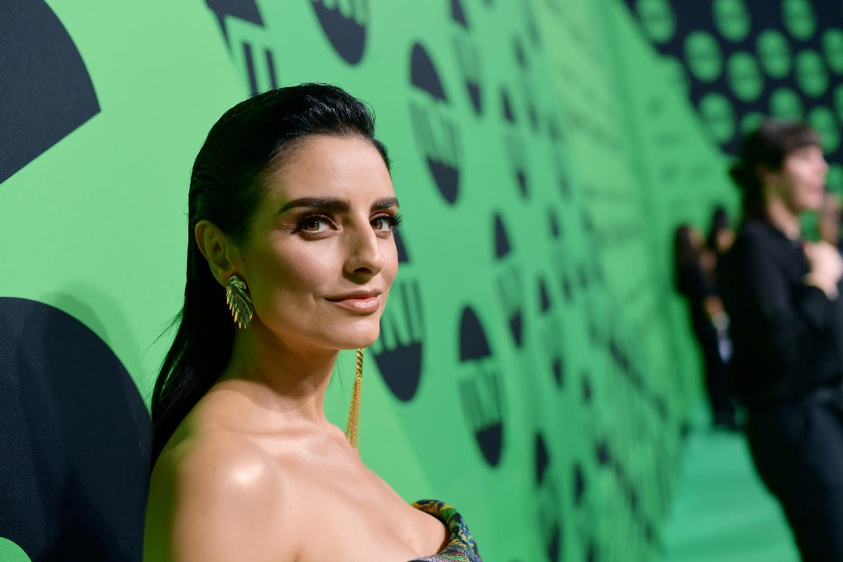 Aislinn Derbez Comparte Fotos De Cómo Despierta Cada Mañana