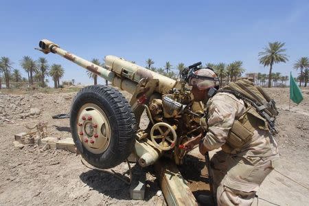 Iraqi security forces fire artillery during clashes with Sunni militant group Islamic State of Iraq and the Levant (ISIL) in Jurf al-Sakhar June 14, 2014. Picture taken June 14, 2014. REUTERS/Alaa Al-Marjani