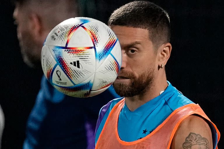 Alejandro 'Papu' Gómez observa fijamente la pelota en uno de los entrenamientos en Doha