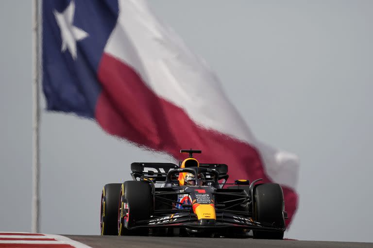 Max Verstappen circula con la bandera de Texas como fondo; el neerlandés de Red Bull se impuso en la carrera sprint del Gran Premio de Estados Unidos este sábado, pero este domingo largará sexto en la principal de la 18ª fecha del Mundial de Fórmula 1.