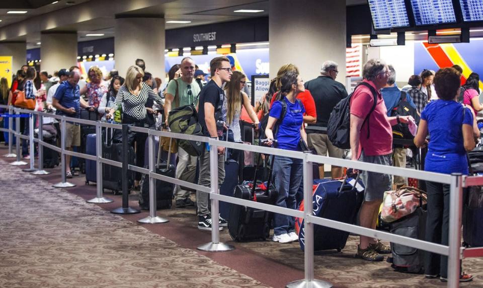 Passagiere eines verspäteten Flugs der Southwest Airlines warten im Sky Harbor International Airport in Phoenix im US-Bundesstaat Arizona. (Bild: Tom Tingle/The Arizona Republic/AP)