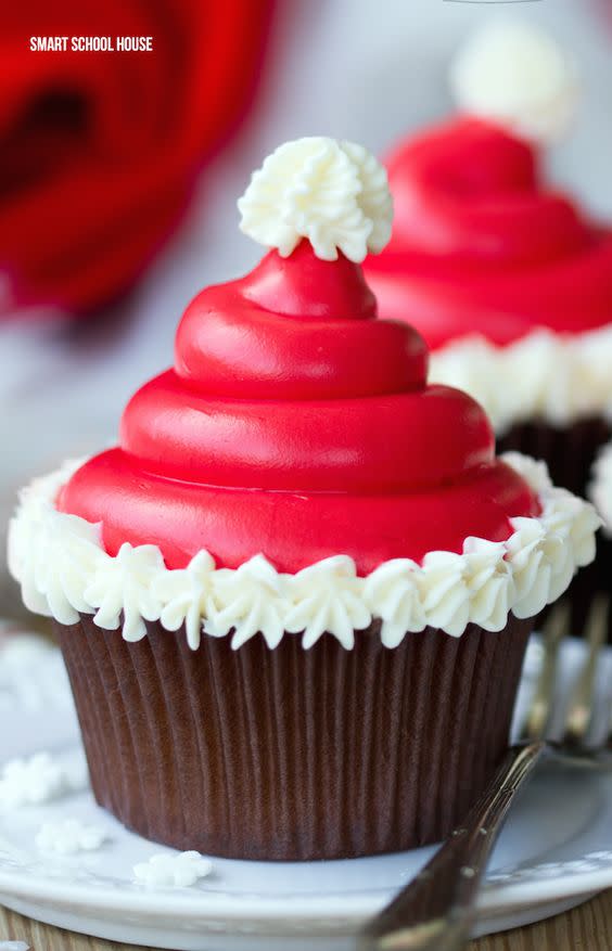 <p>Para hacer a Santa en cupcakes hay varias opciones. Puedes hacer su sombrero…<br><br>(Foto: Pinterest) </p>