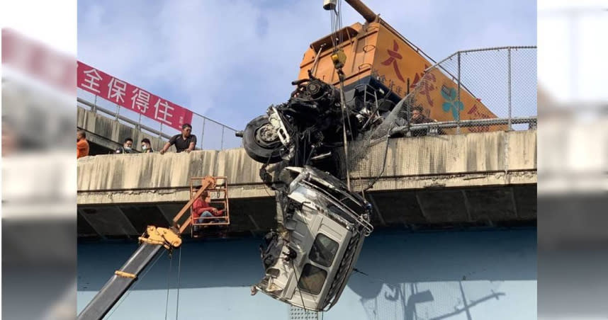 一輛飼料車今天清晨失控衝撞國道彰化系統交流道北向出口護欄後，駕駛受困在變形的車頭，高懸在聯絡道半空中，國道一號來往駕駛都能看到驚悚畫面，所幸最後駕駛幸運獲救。（圖／國道警方提供／中國時報謝瓊雲彰化傳真）