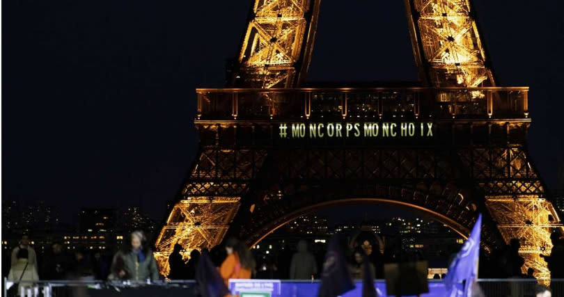 艾菲爾鐵塔（La tour Eiffel）也出現「我的身體，我的選擇」（Mon corps mon choix）的字樣，以慶祝法案通過。（圖／達志／美聯社）