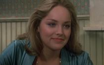 Auf die Tragikomödie mit Anspruch folgt für Sharon Stone ein Fantasy-Slasher mit viel Blut: In "Tödlicher Segen" (1981) von Horror-Meister Wes Craven (nicht sein bester Film) traf Stone, damals noch mit knuffigen Pausbäckchen, auf eine gemeine Farmer-Sekte und wurde hinterher noch von einem Dämon aufgesucht. (Bild: Koch Media)