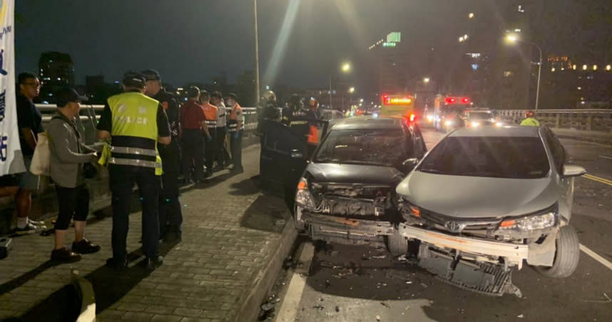 北市南港成美橋上4日發生3車連撞事故，竟是駕駛酒駕釀禍。（圖／翻攝畫面）
