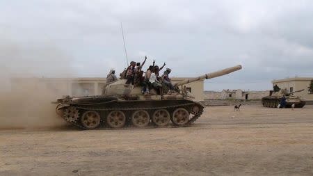 Southern People's Resistance militants loyal to Yemen's President Abd-Rabbu Mansour Hadi move a tank from the al-Anad air base in the country's southern province of Lahej March 24, 2015. REUTERS/Stringer