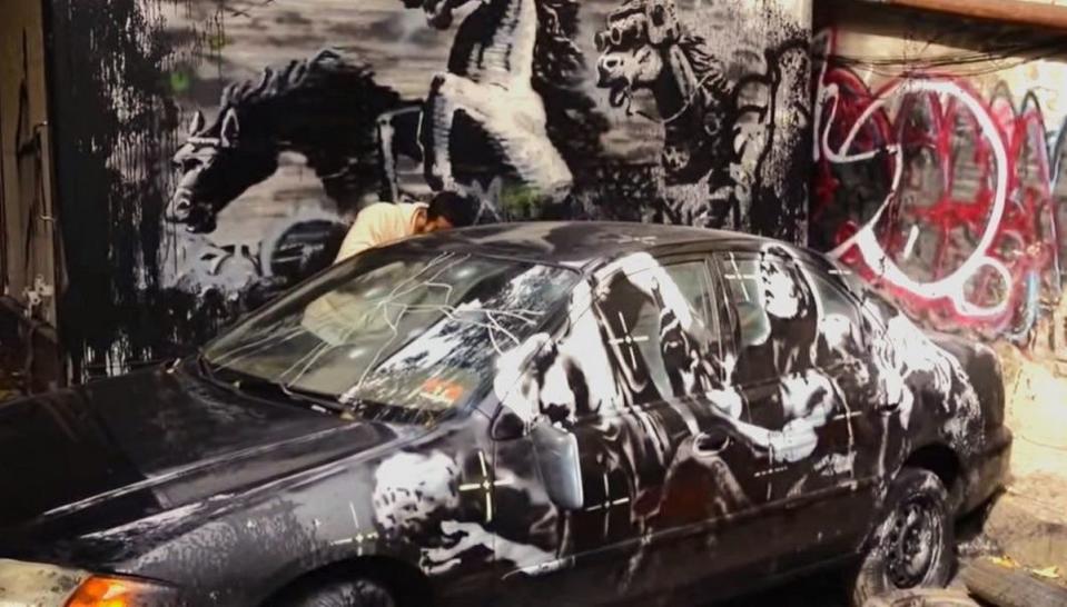 該車門是街頭藝術家Banksy作品瘋馬的一部分。